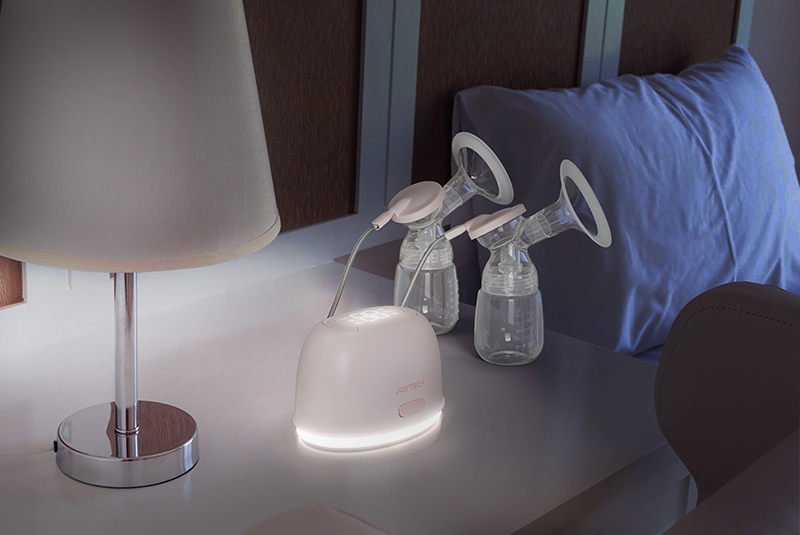 B&eacute; b&uacute; sữa mẹ